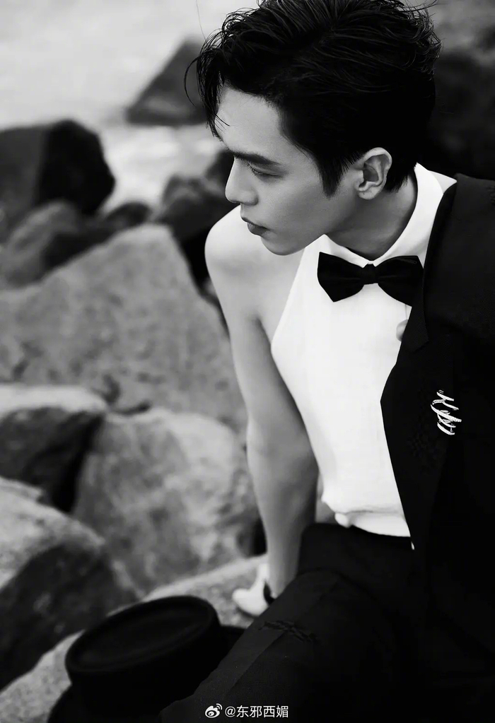 张若昀最新无袖白衬衫造型……|张若昀|小露|檀健次_新浪新闻