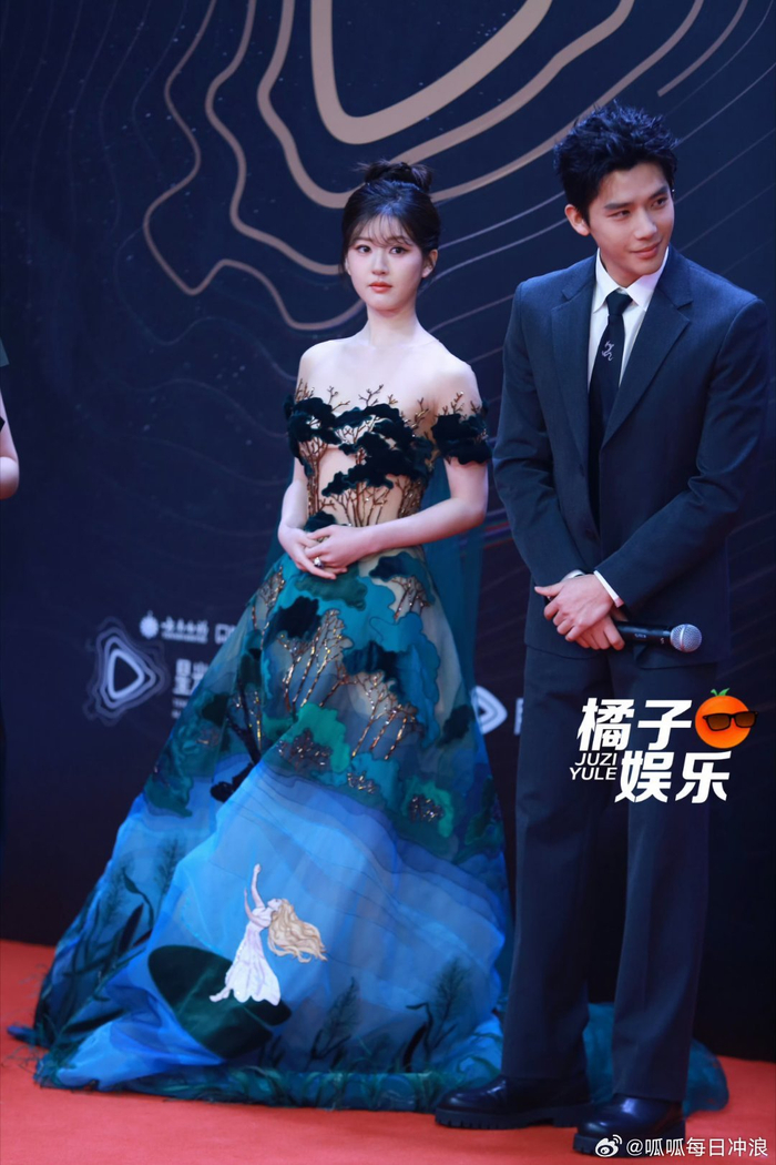 星光大赏红毯第一波生图:唐嫣 杨紫 檀健次 张晚意 王鹤棣……|星光大赏|杨紫|檀健次_新浪新闻