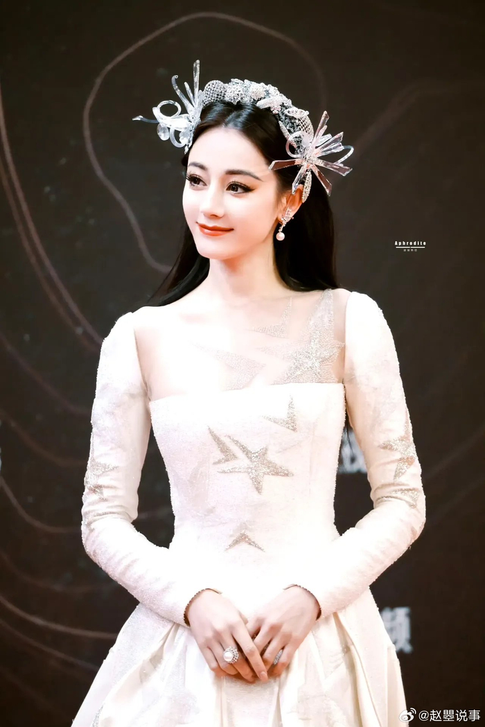 迪丽热巴穿着白雪公主的礼服参加星光大赏的活动.