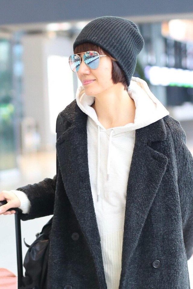 46岁的袁泉高级感无敌了,素颜穿卫衣 牛仔裤超有大牌范,像超模|袁泉