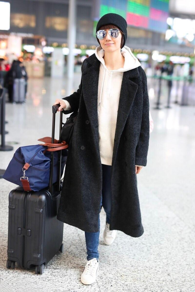 46岁的袁泉高级感无敌了,素颜穿卫衣 牛仔裤超有大牌范,像超模