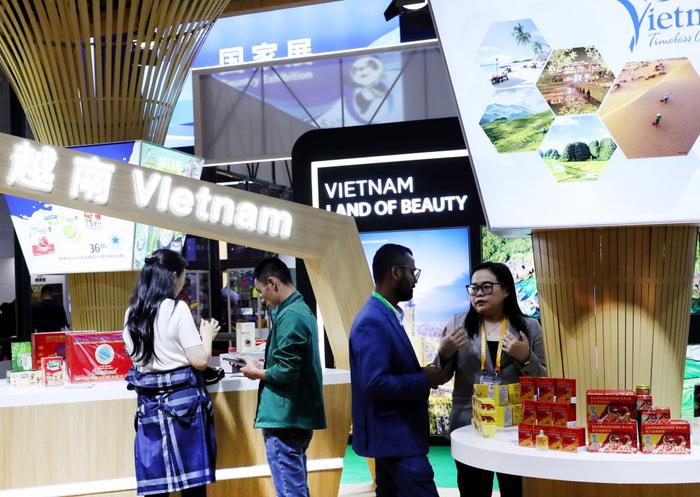　　这是2023年11月6日拍摄的第六届进博会国家展越南展台。新华社记者 方喆 摄