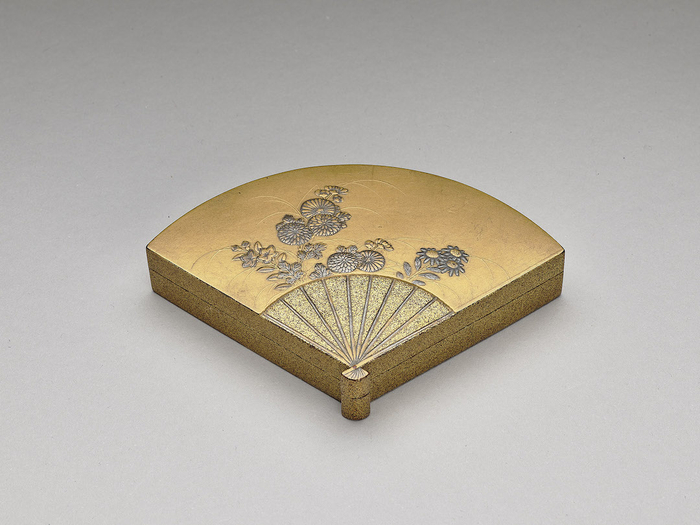 日本菊莳绘扇形盒 17-18 世纪 台北故宫博物院藏
