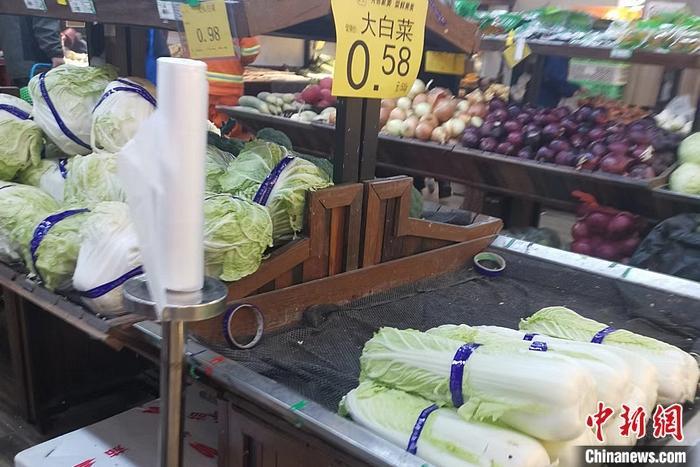 超市里的大白菜。 中新网记者 谢艺观 摄