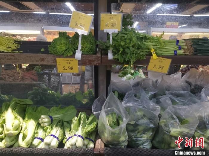 超市里的绿叶菜。 中新网记者 谢艺观 摄