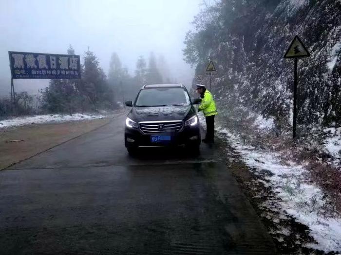 为了应对当前强寒潮天气所带来的雨雪冰冻灾害,及其对道路交通造成的