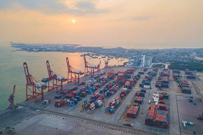 　　这是位于海南自贸港重点园区洋浦经济开发区的洋浦港（2023年2月26日摄，无人机照片）。新华社记者 蒲晓旭 摄