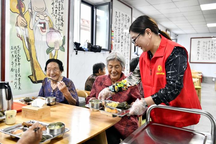 　　在山东省乳山市城区街道腾甲庄村幸福食堂，志愿者为老人们配送午餐（2023年6月24日摄）。新华社记者 郭绪雷 摄