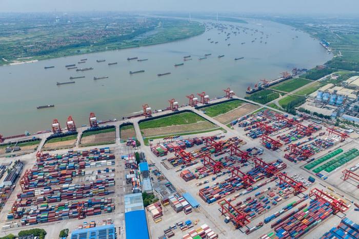 　　武汉阳逻港一期码头（2023年7月5日摄，无人机照片）。新华社记者 伍志尊 摄