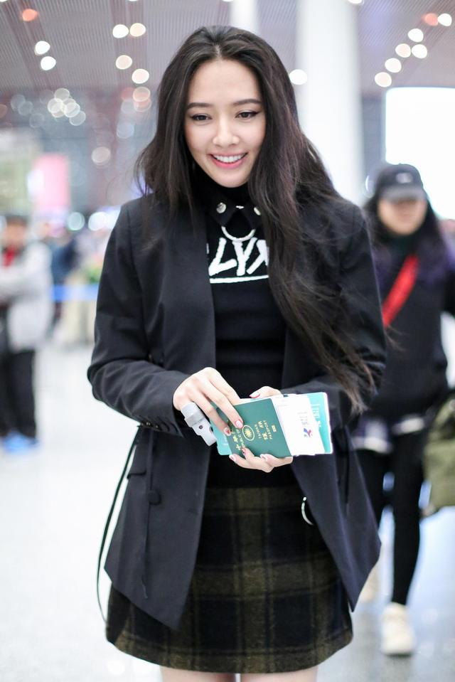 穿大衣配阔腿裤走机场,头发凌乱照样美|郭碧婷|大衣|穿搭_新浪新闻