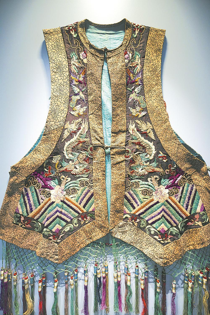     讲究的服饰，体现了当时成都人对于婚庆的重视