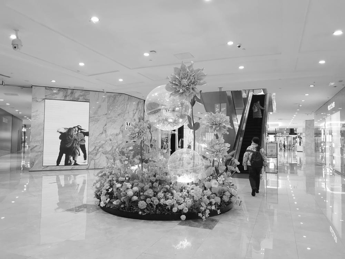 　　▲　省会商家积极营造年终消费氛围，图为一商业综合体里精致喜人的花坛。