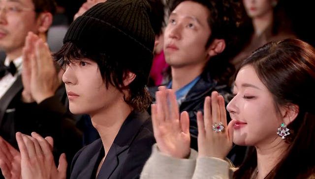 星光大赏台下好精彩:胡歌无聊睡着,赵露思看手机,王一博玩快闪|表演