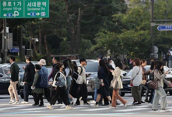 年轻人价值观改变,劳动力市场不景气,男性不分担家务等原因,韩国"已