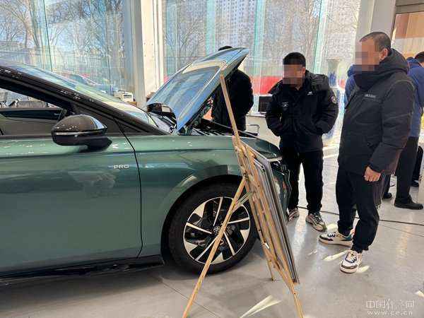 一汽-大众经销店内，看ID.7 VIZZION的消费者络绎不绝 郭跃/摄