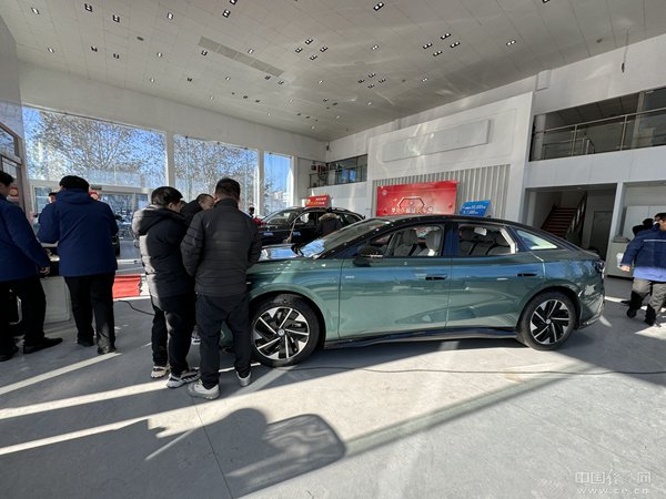 一汽-大众经销店内，看ID.7 VIZZION的消费者络绎不绝 郭跃/摄