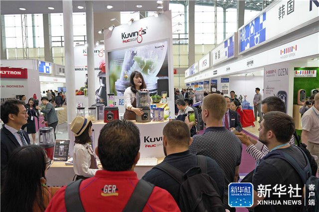 ▲资料图：在广交会进口展区，来自韩国的企业在推销一款果汁机。图/新华社 