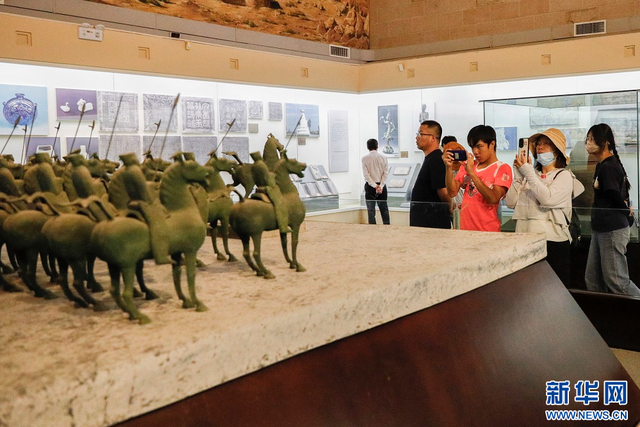 游客在甘肃省嘉峪关市参观嘉峪关长城博物馆（7月13日摄）。新华社记者 方欣 摄