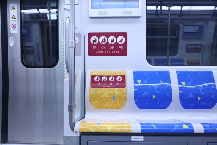      “爱心座椅”标识    