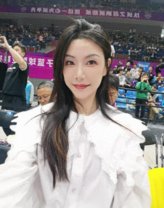 退役后越来越美,既是网红也是老师,36岁单身不急|许诺|女篮|篮球_新浪