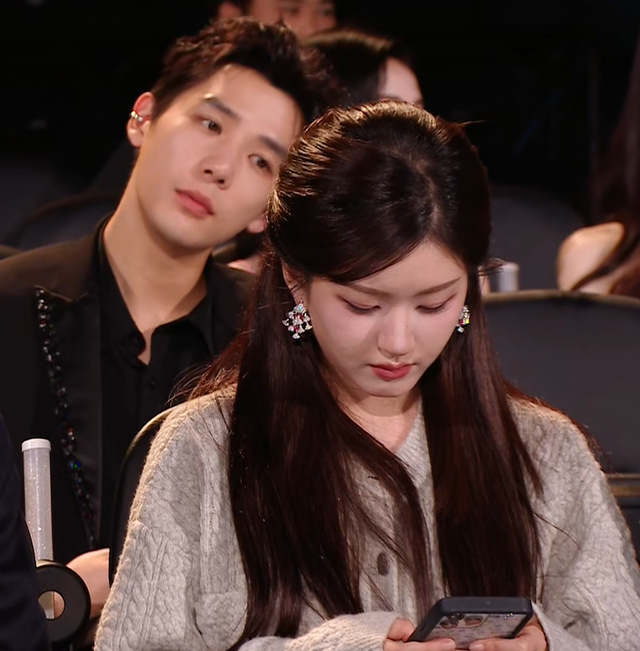 星光大赏台下好精彩:胡歌无聊睡着,赵露思看手机,王一博玩快闪|表演