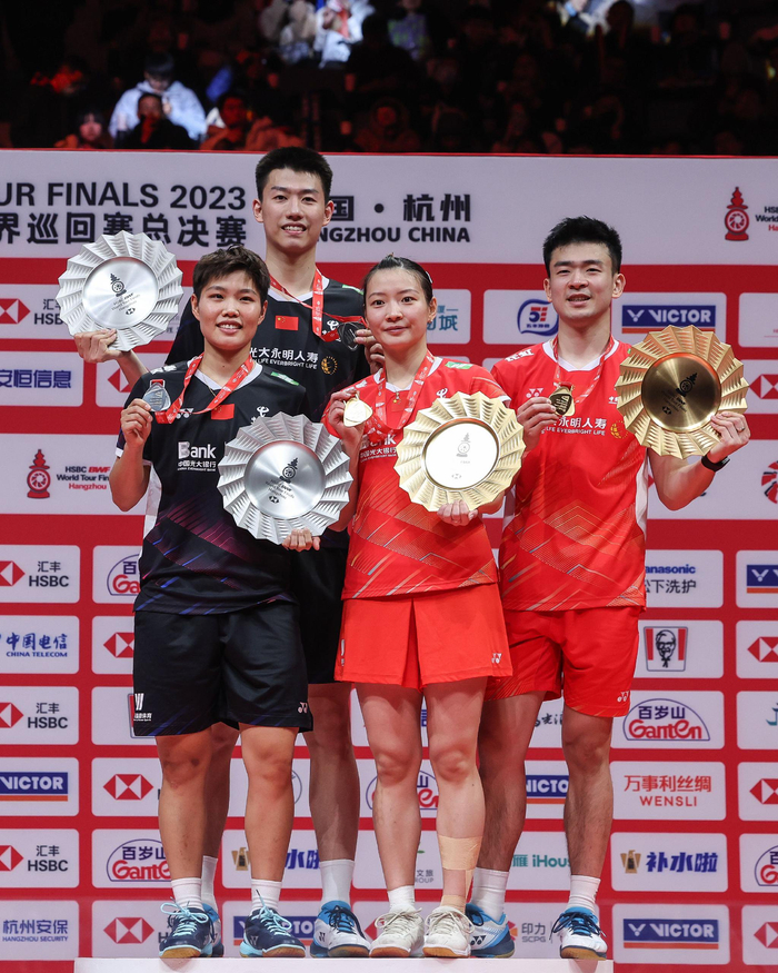 郑思维/黄雅琼组合（右）、冯彦哲/黄东萍组合（左）包揽冠亚军。