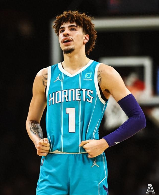 三球和女友近照:拿2.