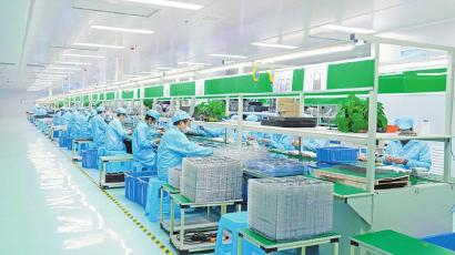 　　恩阳区临港产业园里忙碌的生产车间。