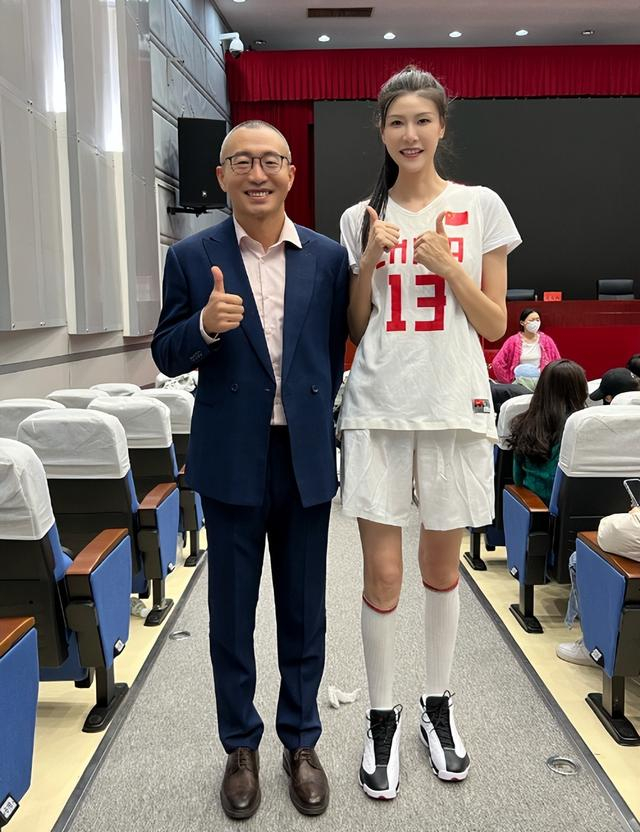 女篮许诺近况:退役后越来越美,既是网红也是老师,36岁单身不急