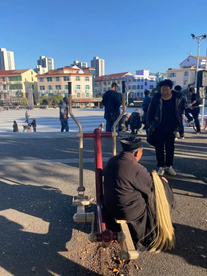 横漂广场上正在晒太阳的人们 时代周报 李杭/摄