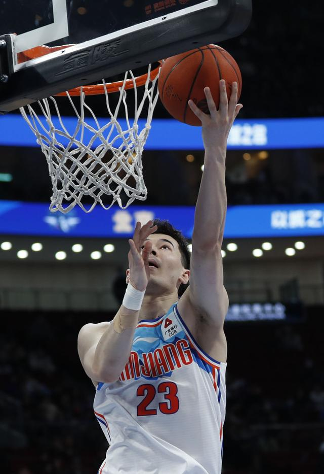 新疆队球员阿不都沙拉木在比赛中上篮。 新华社记者 雒圆 摄