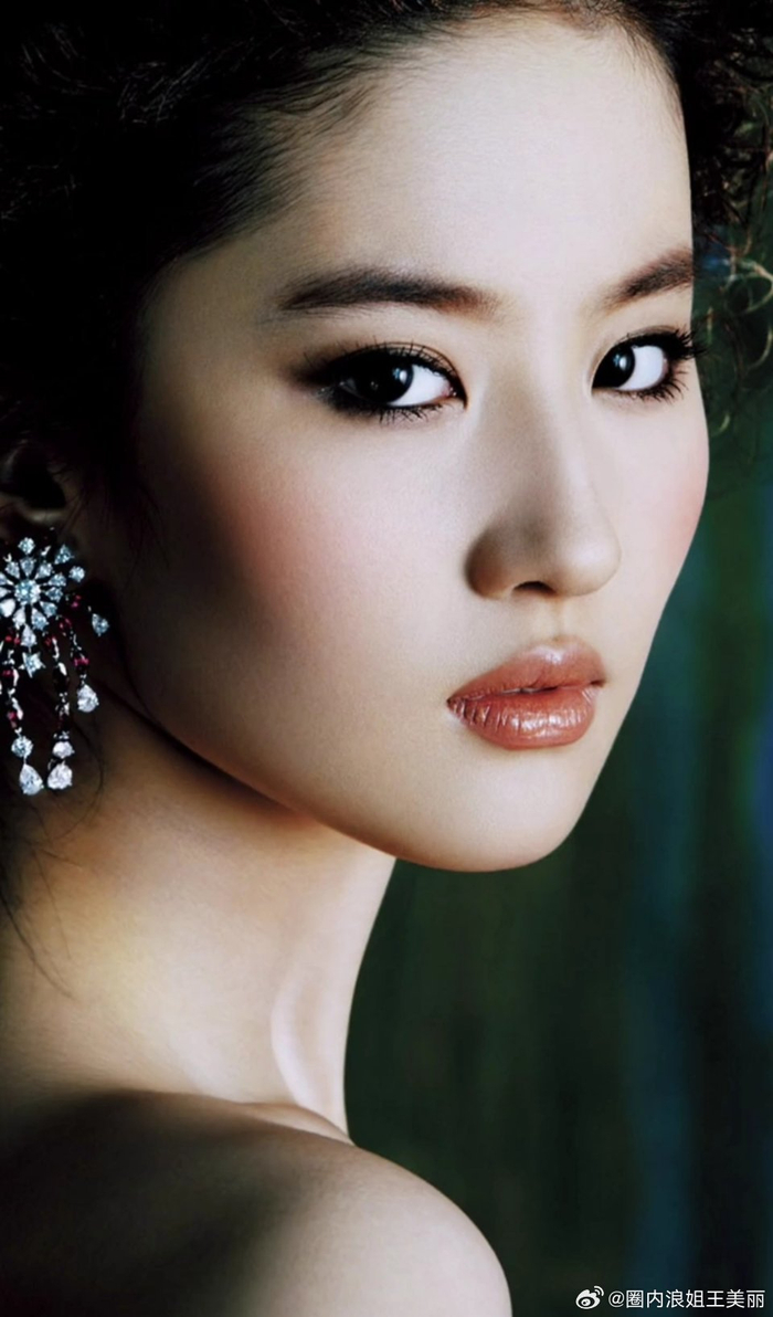 谁敢信这是刘亦菲09年的杂志图啊 才22岁就如此光芒万丈……|刘亦菲