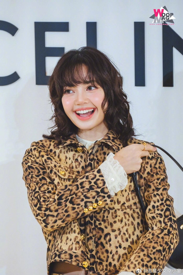 lisa今日泰国活动图,卷发造型好像一只卷毛小狗!