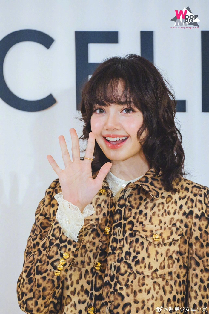 lisa今日泰国活动图,卷发造型好像一只卷毛小狗!