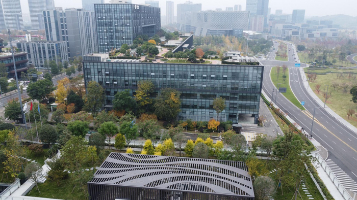 都市农业的发展，对城市内部空间的绿化有重要的帮助。图为12月1日，成都一处楼顶的绿化空间。新京报记者 周怀宗 摄