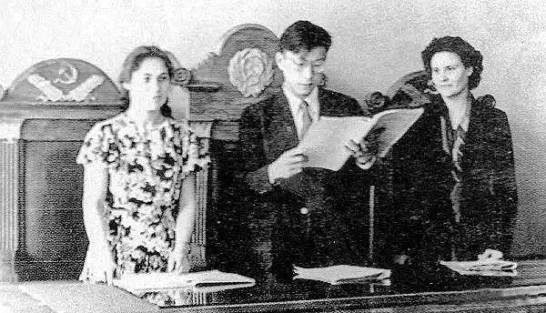 留苏期间，江平（中）在苏联法院实习