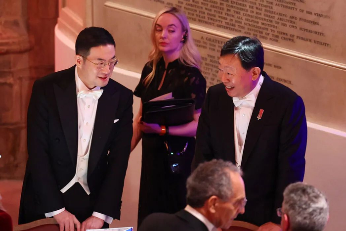 上个月，韩国总统对英国进行国事访问，LG 会长具光谟（左）与韩国跨国公司乐天的会长在伦敦参加晚餐。