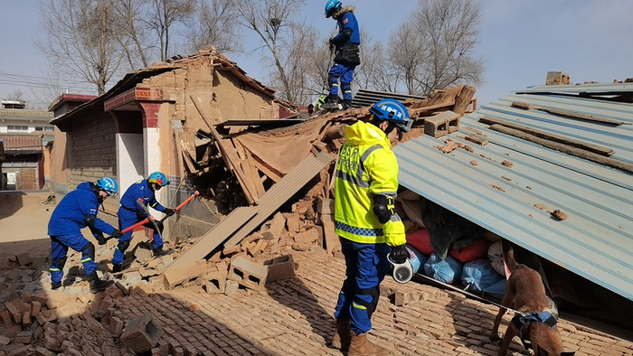 积石山县地震现场人员:当地砖木砖混结构建筑多,抗震相对弱|地震|救援