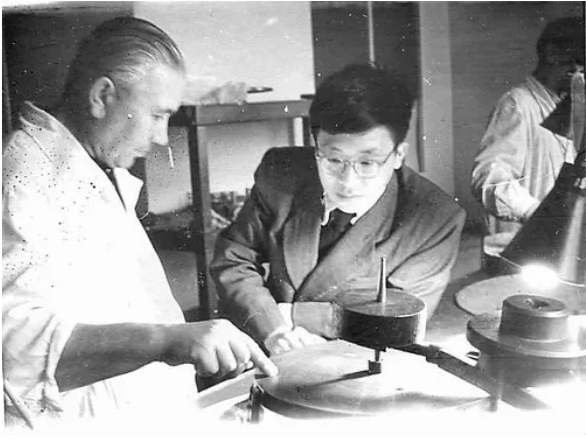 潘君骅（右）留学苏联时在光学工厂实习磨镜片