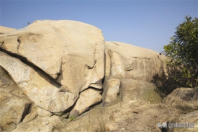 南陽遠古文明的山巨石建築獅蹲象踞堆瓊砌瑤遠古圖案刻雕藻繪內涵深邃