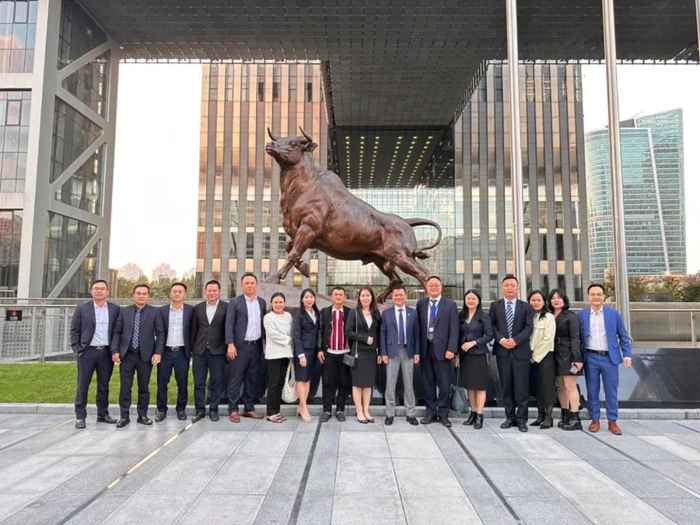 王卫亚（右四）携越南证券业协会代表团访问上海证券交易所