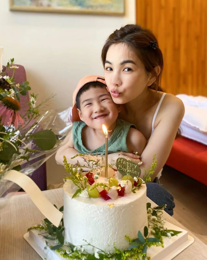 前两天,橘刷到ella和儿子劲宝一起吃夜宵的图片,今年六岁的小孩哥表情