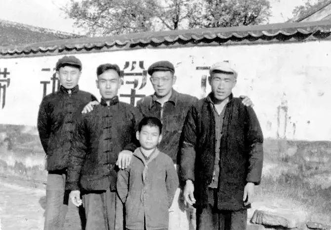 1959年，江平（后排右二）在北京郊区下乡劳动