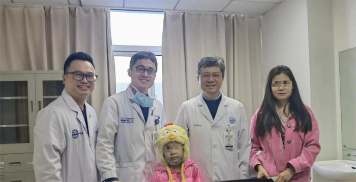 夏强团队（右二）和出院小患者一起