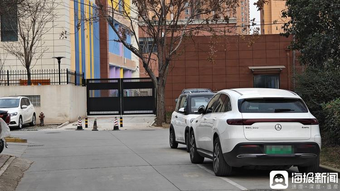 记者在走访中没有见到此前报道中的“豪车”林立，只见到了个别疑似“价税合计超过15万元”的车辆