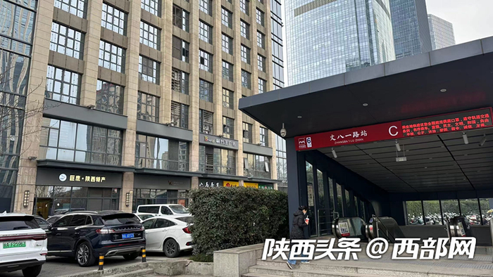 西安地铁6号线丈八一路C出口外