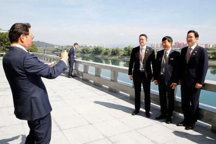 2018年9月，在一次峰会上，具光谟（左）与另外两位韩国企业家。