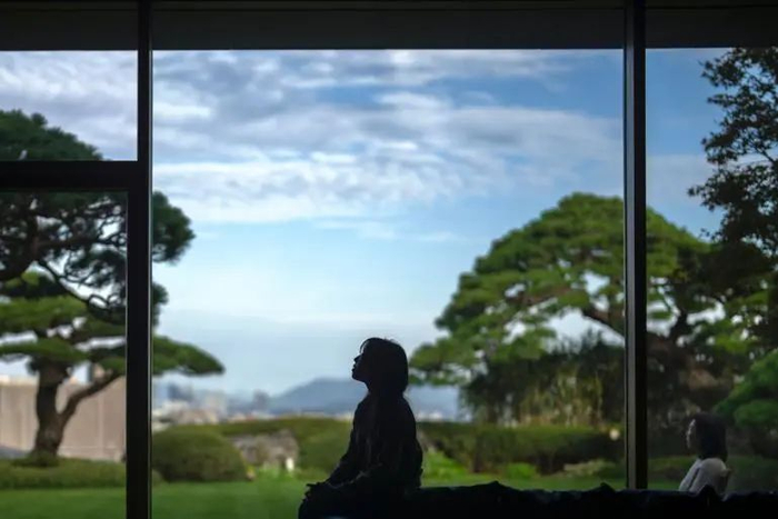 图为，LG会长具本茂的小女儿具延苏和夫人金英植在家中。“我曾经为自己不是儿子而感到内疚，”具延苏在接受时报采访时说。