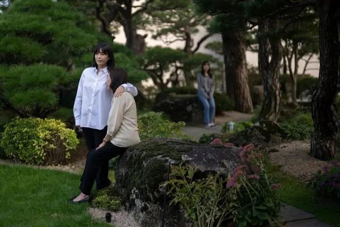 LG前会长具本茂的长女具延京（左）和母亲金英植、妹妹具延苏（右）在一起。