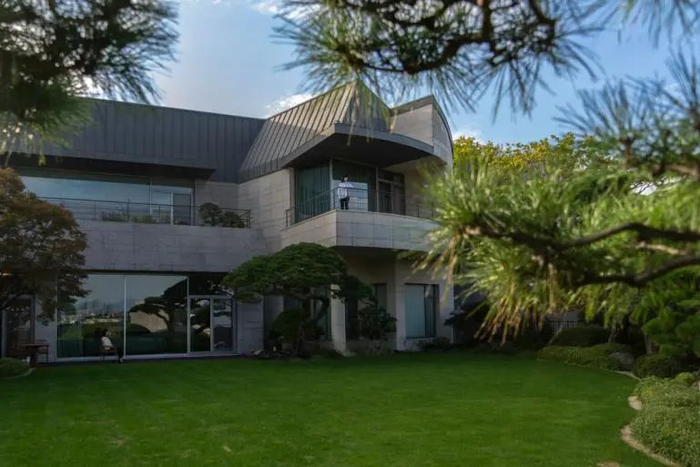 9月，具氏家族的上百名成员在位于首尔的家族豪宅聚会，庆祝韩国的中秋节——秋夕。